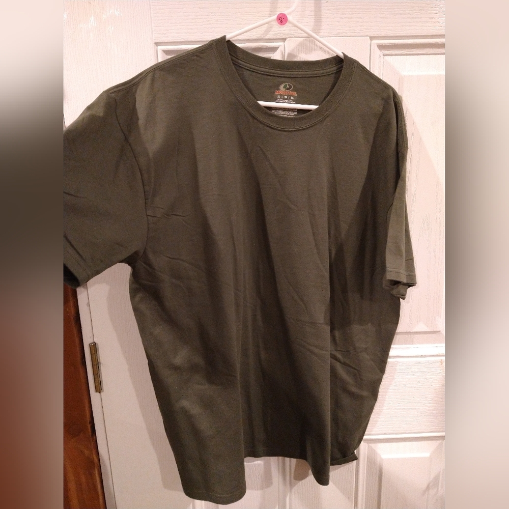 Men's mossy oak T-shirt. 23.5 x 31